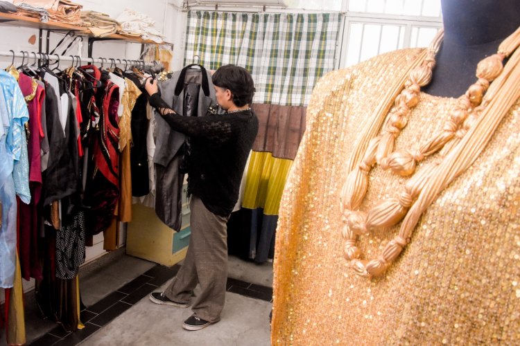 Supra reciclaje: el arte de revalorizar el vestuario de los artistas itinerantes de la FNS 2025