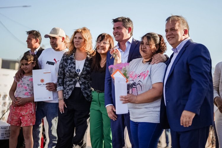Orrego entregó 62 viviendas en Chimbas y destacó que está cumpliendo con la palabra de dar cada vez más soluciones habitacionales a los sanjuaninos
