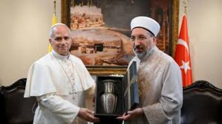 El papa León XIV, con cristianos y musulmanes en Estambul