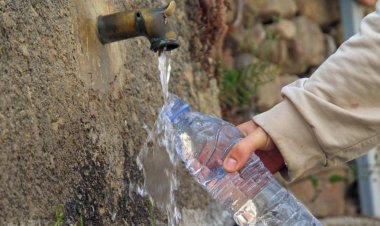 Por qué no deberías volver a rellenar las botellas de plástico con agua