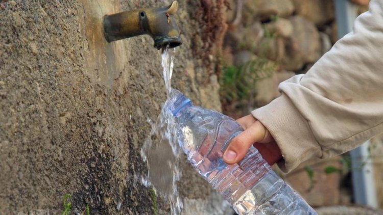 Por qué no deberías volver a rellenar las botellas de plástico con agua