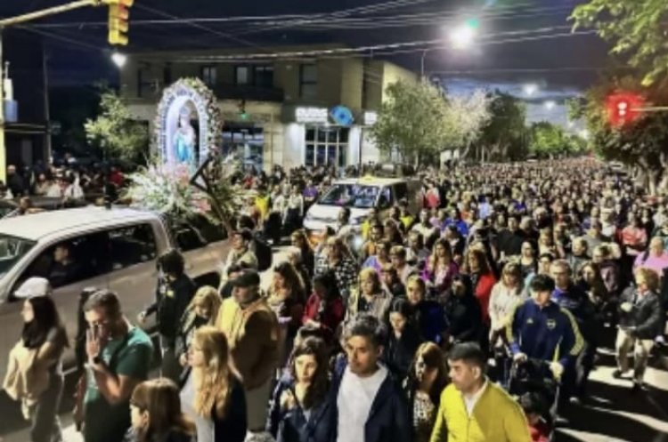 Cientos de fieles iniciaron la tradicional procesión en honor a la Inmaculada Concepción