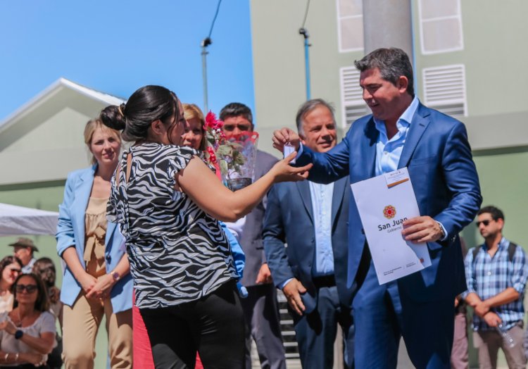 El gobernador encabezó una nueva entrega de viviendas en Rawson