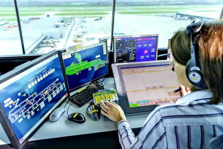 Controladores aéreos preparan medidas de fuerza que pueden afectar los vuelos en las fiestas