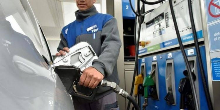 YPF baja el precio de la nafta: cuándo se aplica el descuento