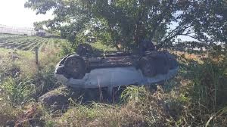 Recibió un mate de su mujer mientras manejaba hacia la Costa, volcó y murió