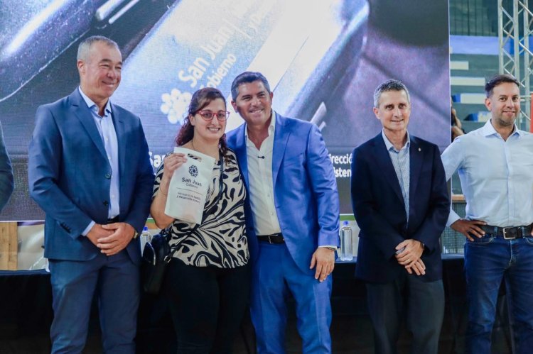 El gobernador Orrego participó de la entrega de anteojos y elementos para la salud ocular y auditiva