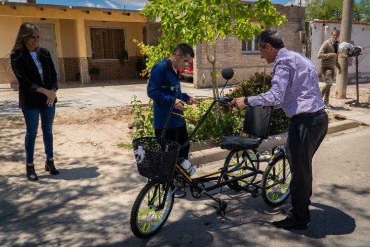 Entregaron movilidades adaptadas a personas con discapacidad