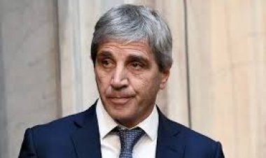 Economistas cruzan a Caputo por el aumento de la deuda