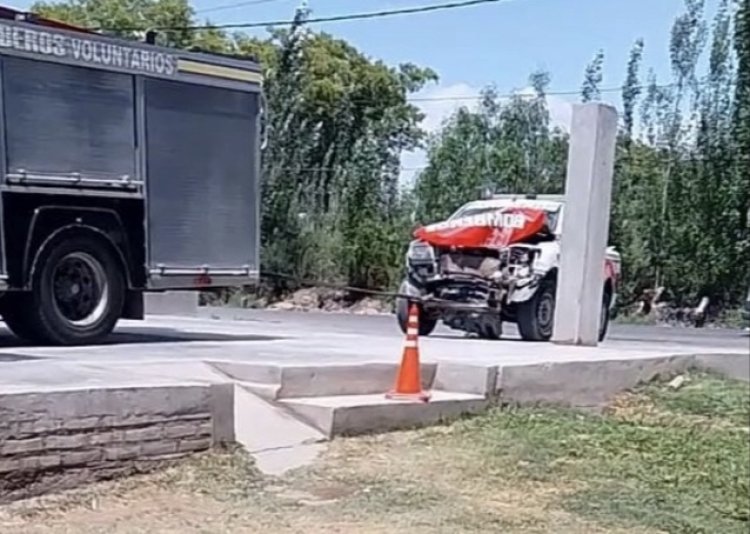 Flamante camioneta choca Bomberos Voluntarios de Albardón contra un árbol