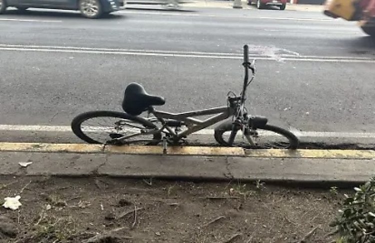 Un hombre sufrió un infarto, cayó de su bicicleta y murió en Capital