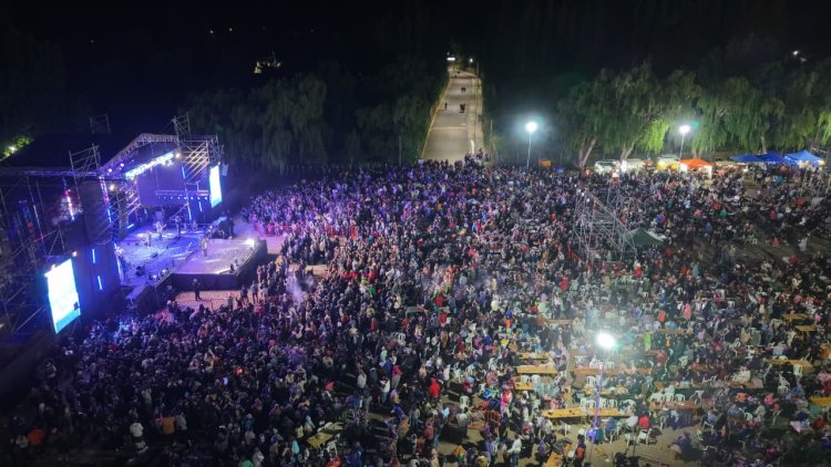 La primera noche de la Fiesta Provincial de la Semilla y la Manzana vivió con gran participación del público