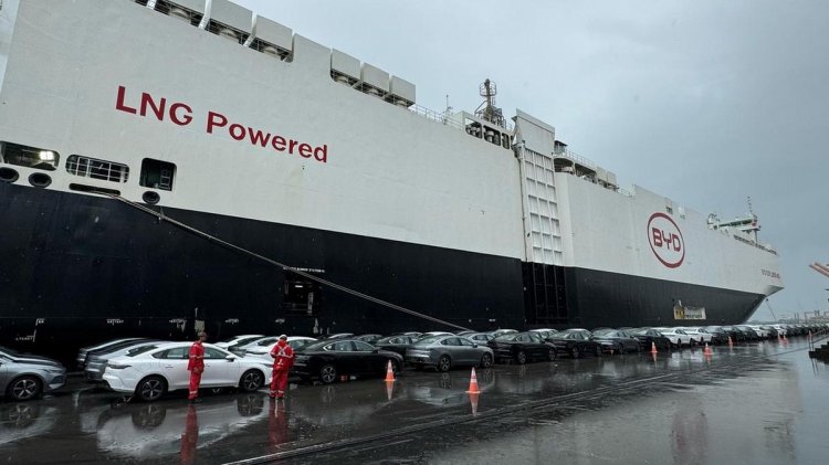Llega un barco con más de 5.000 autos chinos
