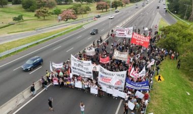 Trabajadores de Fate cortan la Panamericana en medio del paro de la CGT