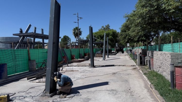 Comenzó la colocación de las estructuras del Paseo de Artesanos en el Parque Belgrano
