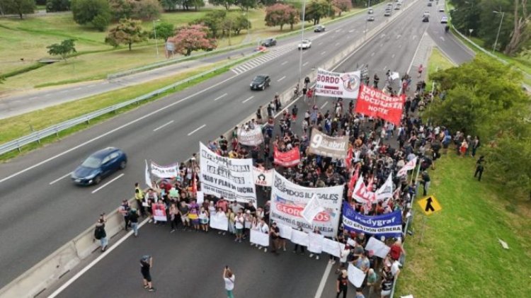 Trabajadores de Fate cortan la Panamericana en medio del paro de la CGT