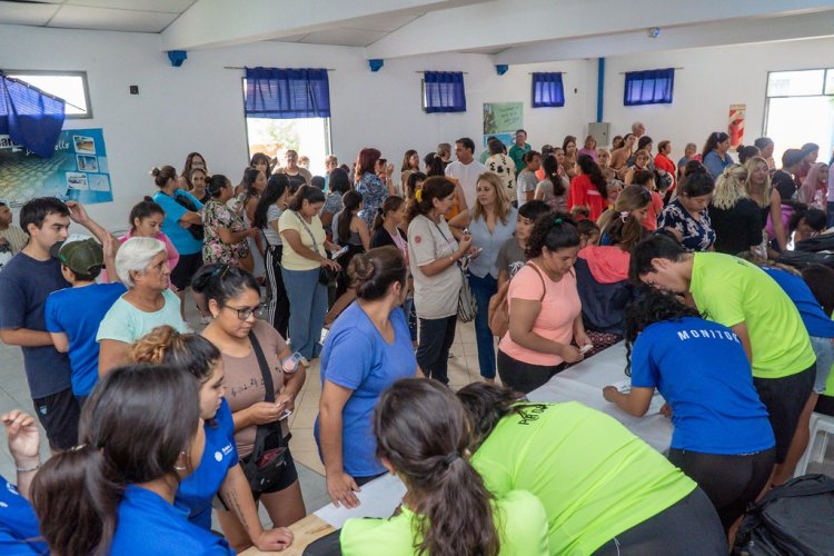 San Juan distribuyó más de 2.100 kits escolares en Albardón, Angaco y San Martín