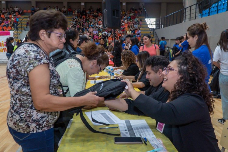 Los participantes de las Colonias de Verano en Rawson recibieron sus kits escolares