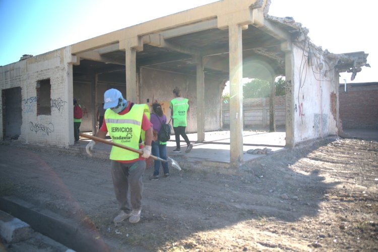 Rivadavia transforma el Barrio Aramburu: Inician las tareas de limpieza y recuperación en el predio de los antiguos locales comerciales