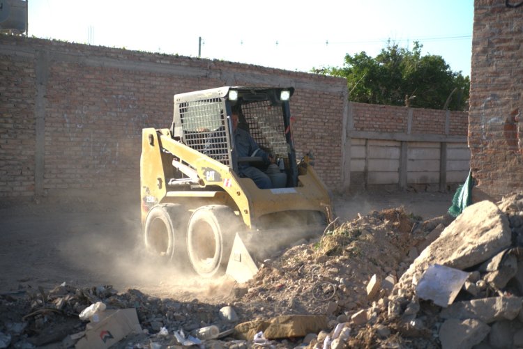 Rivadavia transforma el Barrio Aramburu: Inician las tareas de limpieza y recuperación en el predio de los antiguos locales comerciales