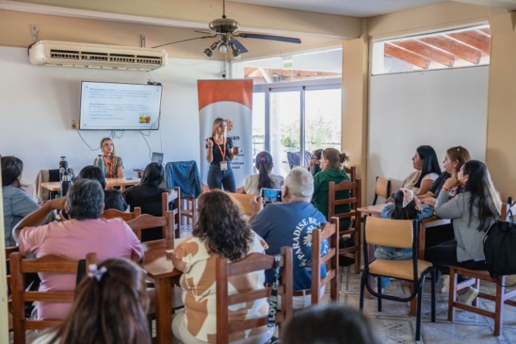 Capacitan en manipulación de alimentos a comunidades originarias y vendedores de Vallecito