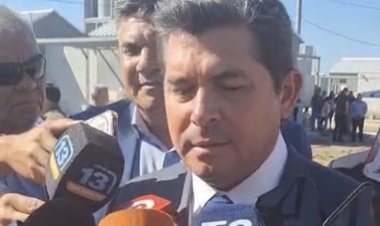 Orrego entregó viviendas en Sarmiento y anunció una obra muy esperada