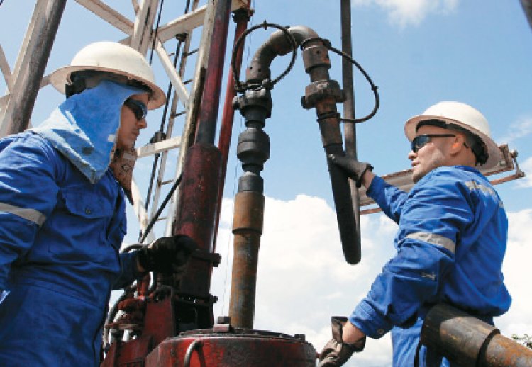Argentina sube las retenciones al petróleo convencional tras la suba del crudo