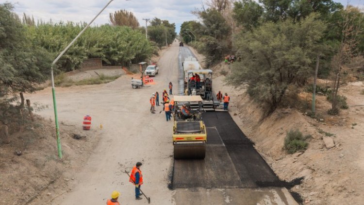 Avanza el asfalto en la calle Eugenio Flores y los vecinos de Jáchal empiezan a ver el cambio
