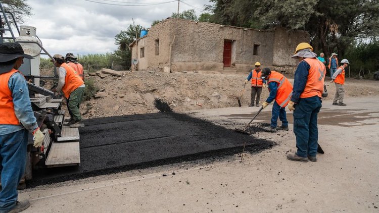 Avanza el asfalto en la calle Eugenio Flores y los vecinos de Jáchal empiezan a ver el cambio