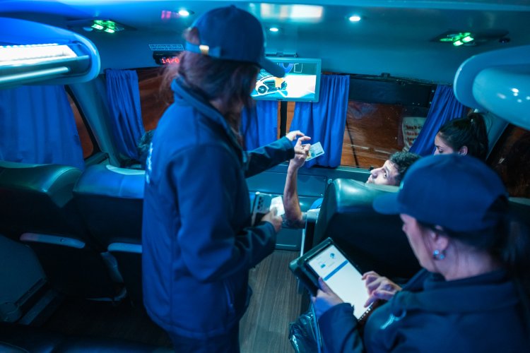 Seguridad y Migraciones desplegaron un operativo conjunto en San Carlos para reforzar controles y prevención del delito