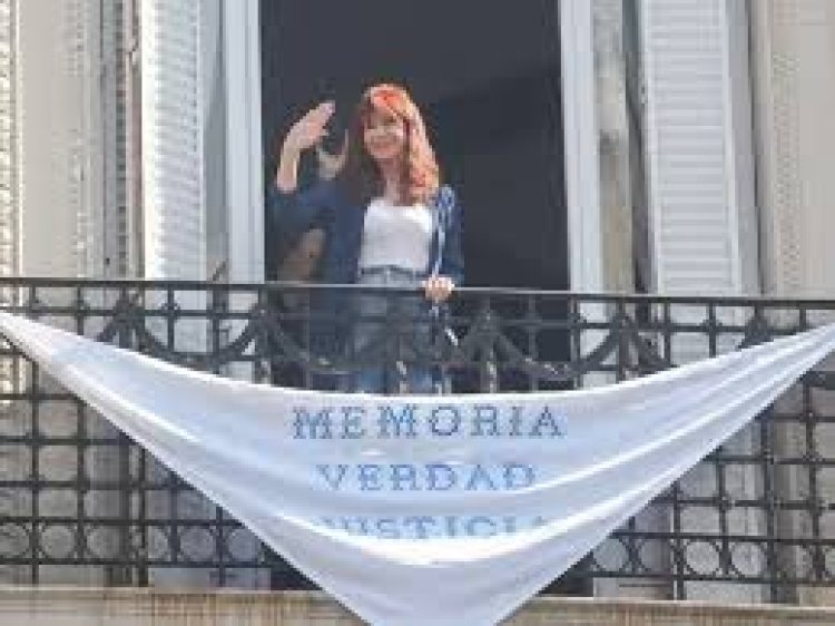 Cristina Kirchner colocó en su balcón una bandera con la consigna "Memoria, Verdad y Justicia"