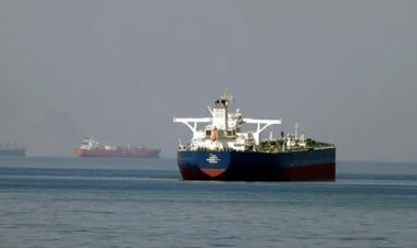 Los primeros buques atravesaron el estrecho de Ormuz tras el alto el fuego anunciado por Estados Unidos e Irán