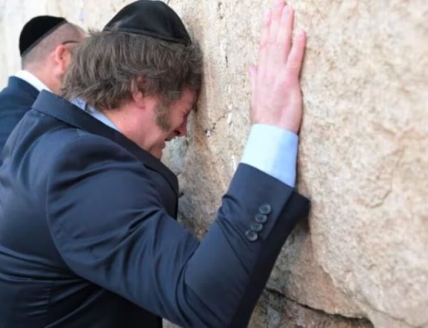 Javier Milei llegó a Israel y pasó por el Muro de los Lamentos