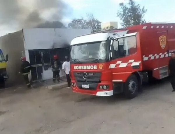 Un incendio de gran magnitud se desató en un depósito en Santa Lucía