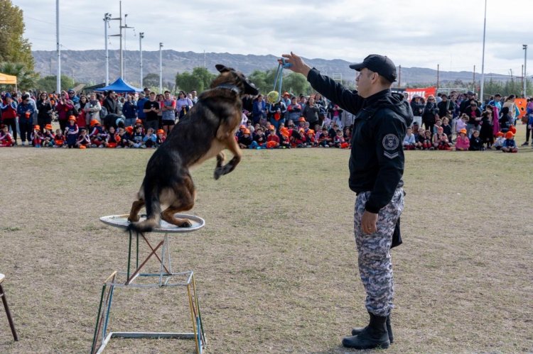 Entre juegos y aprendizaje, Canes del SPP acercó su trabajo a la comunidad en “El Caciquito