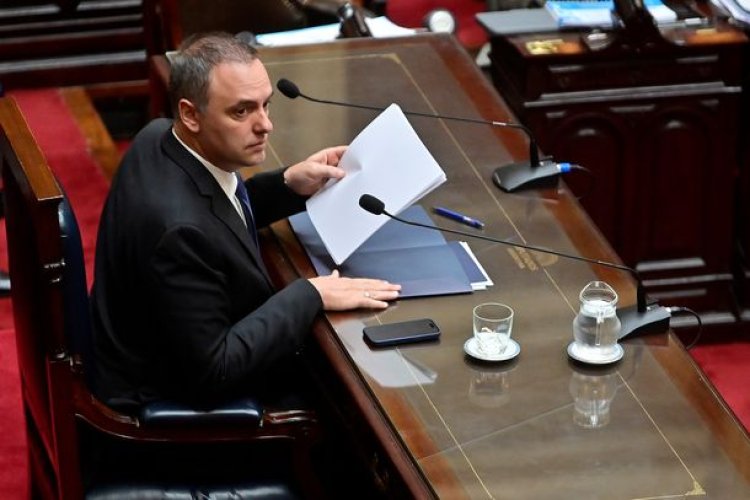 Manuel Adorni descartó su renuncia: "Estoy acá dando la cara"