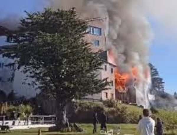 Se incendió un histórico hotel en Bariloche