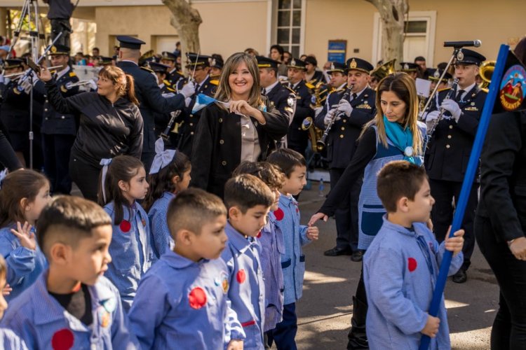 Gala Patria y desfile para celebrar el 216° aniversario de la Revolución de Mayo