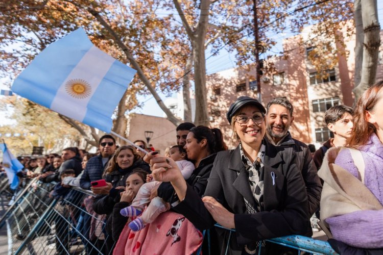 El pueblo sanjuanino celebró los 216 años de la Revolución de Mayo con un emotivo desfile cívico-militar