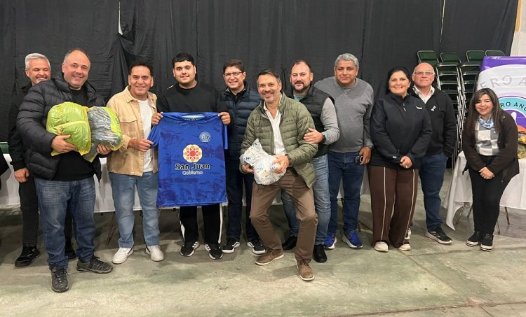 Deporte entregó elementos deportivos a los trece clubes de la Liguilla de Angaco