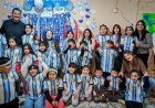 Chicos de un Espacio para Crecer de Carpintería celebraron el cumpleaños de Lionel Messi junto al intendente Fabián Aballay