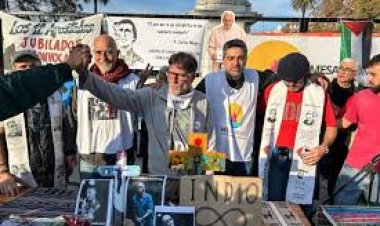 El padre Paco Olveira lleva una semana de ayuno en Plaza de Mayo contra el hambre