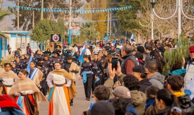 Pocito desfiló con orgullo por el Día de la Bandera