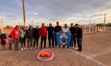 Más jóvenes se benefician con la entrega de materiales deportivos