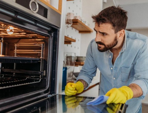 La Anmat prohibió la venta de un limpiahornos y parrillas: cuál no comprar