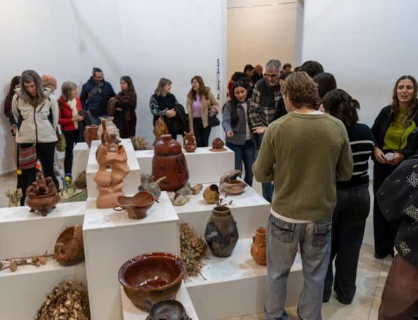 La Estación San Martín alberga una muestra colectiva de cerámica inspirada en la vasija ancestral