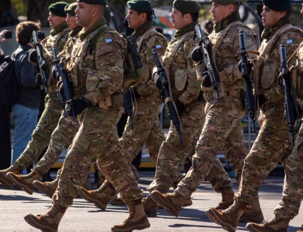 El Gobierno aumenta hasta 25% los salarios de las Fuerzas Armadas