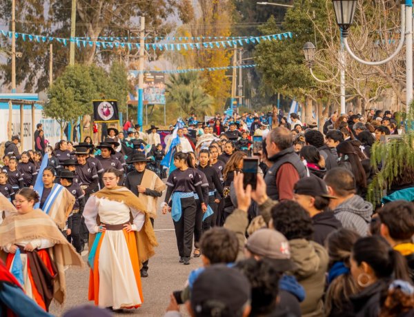 Pocito desfiló con orgullo por el Día de la Bandera