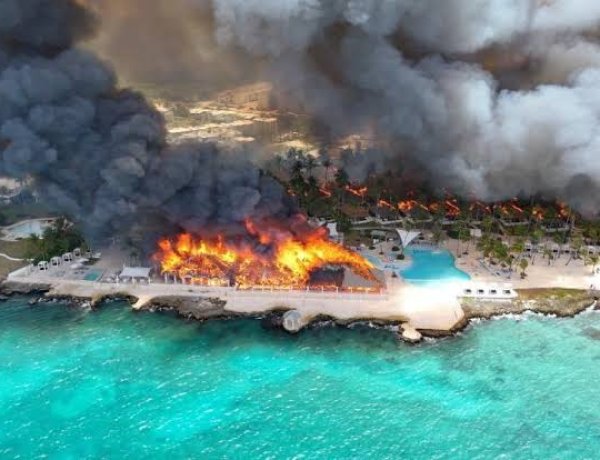 Desalojan a 1.700 turistas en República Dominicana por un incendio voraz en un hotel de lujo
