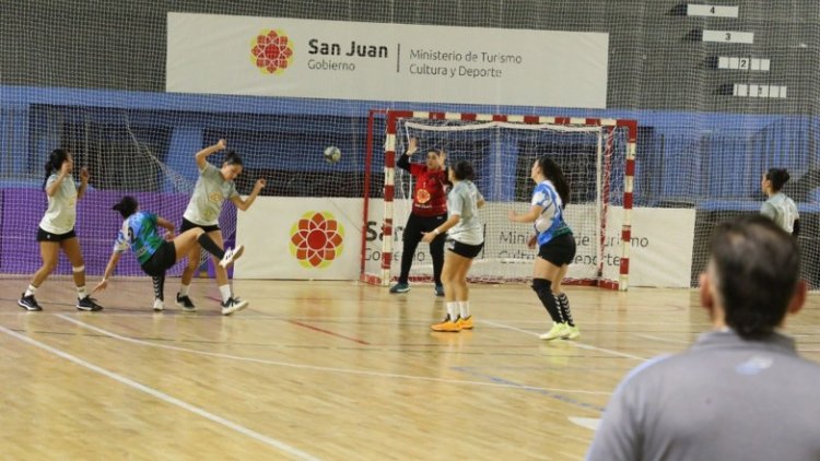 32 equipos de todo el país compiten en el Nacional de Cadetes B de Hándbol